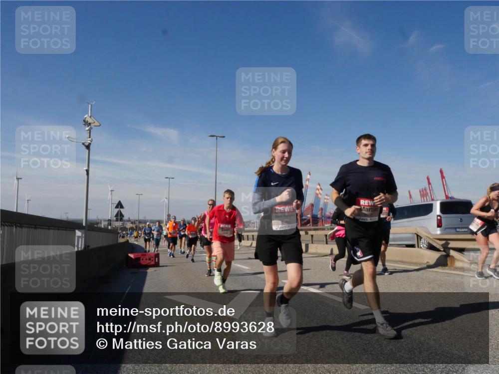 03.10.2025 - Köhlbrandbrückenlauf Matties Gatica Varas http://msf.ph/oto/8993628 03.10.2025 12:46:43 Position 2 6049, 6048 meine-sportfotos.de