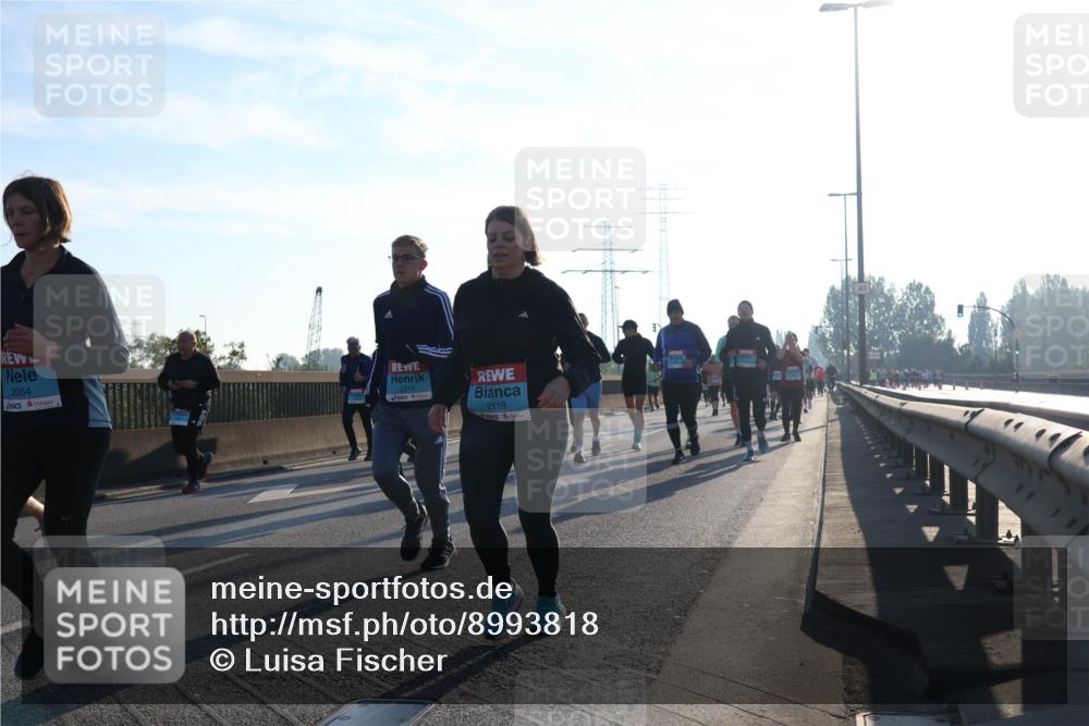03.10.2025 - Köhlbrandbrückenlauf Luisa Fischer http://msf.ph/oto/8993818 03.10.2025 10:20:23 Position 3 2064, 2214, 2118 meine-sportfotos.de