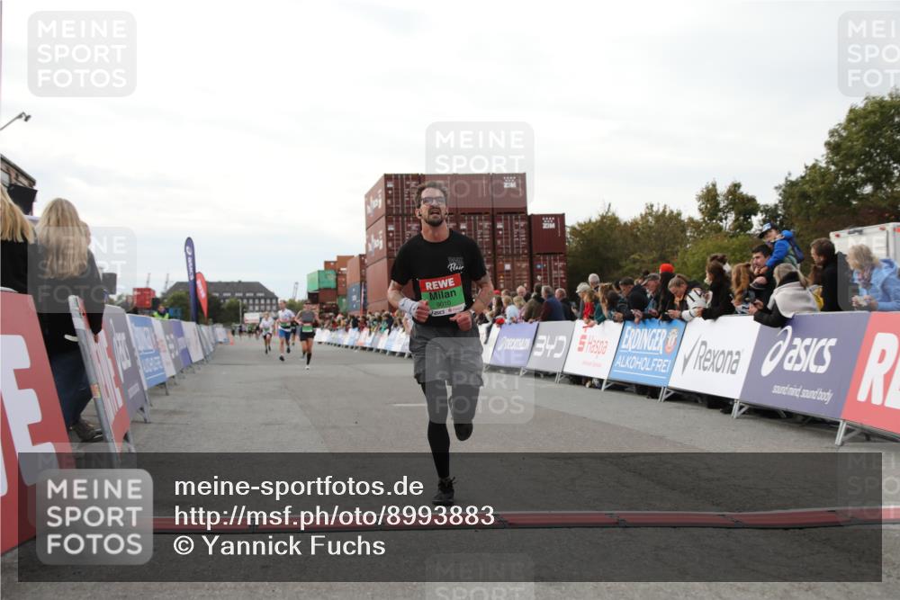 03.10.2025 - Köhlbrandbrückenlauf Yannick Fuchs http://msf.ph/oto/8993883 03.10.2025 16:04:19 Ziel 7308, 7338, 7611, 8818, 9010, 9213 meine-sportfotos.de