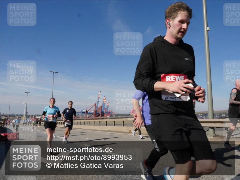 03.10.2025 - Köhlbrandbrückenlauf Matties Gatica Varas http://msf.ph/oto/8993953 03.10.2025 12:47:21 Position 2  meine-sportfotos.de