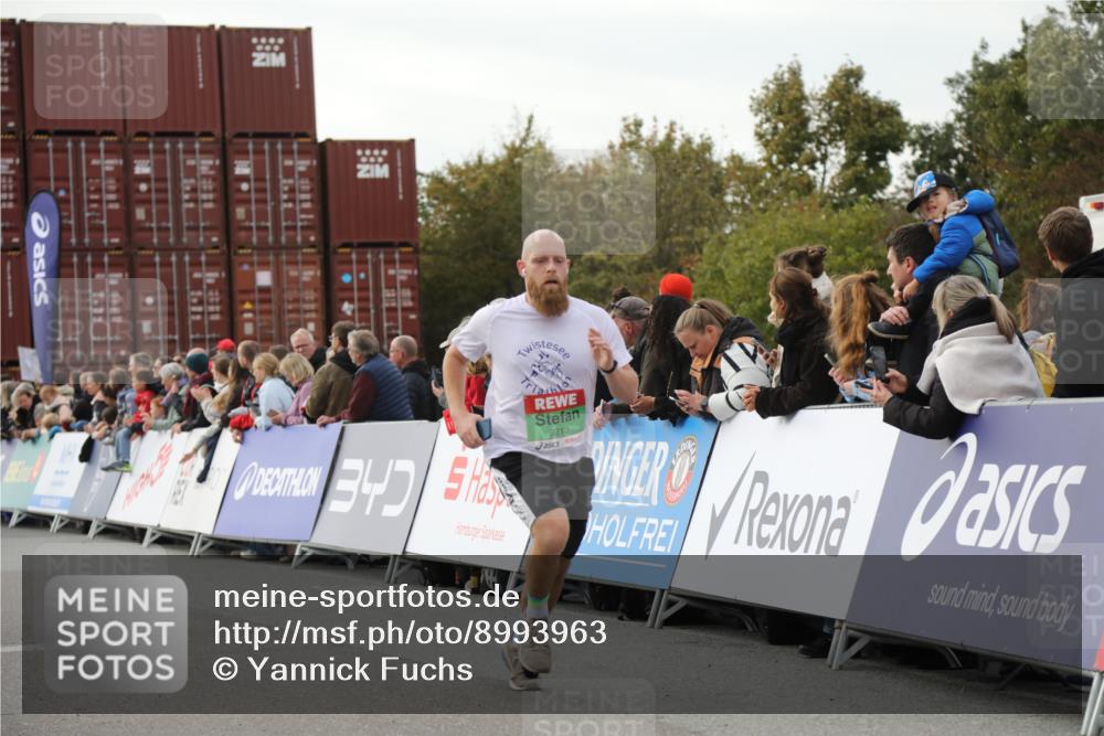 03.10.2025 - Köhlbrandbrückenlauf Yannick Fuchs http://msf.ph/oto/8993963 03.10.2025 16:04:22 Ziel 7245, 7308, 7338, 8818, 9010, 9213 meine-sportfotos.de