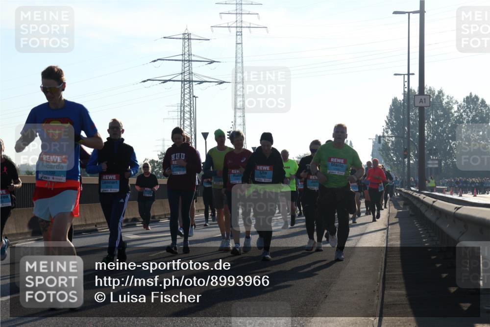 03.10.2025 - Köhlbrandbrückenlauf Luisa Fischer http://msf.ph/oto/8993966 03.10.2025 10:20:37 Position 3 1709, 2215, 3399, 1 meine-sportfotos.de