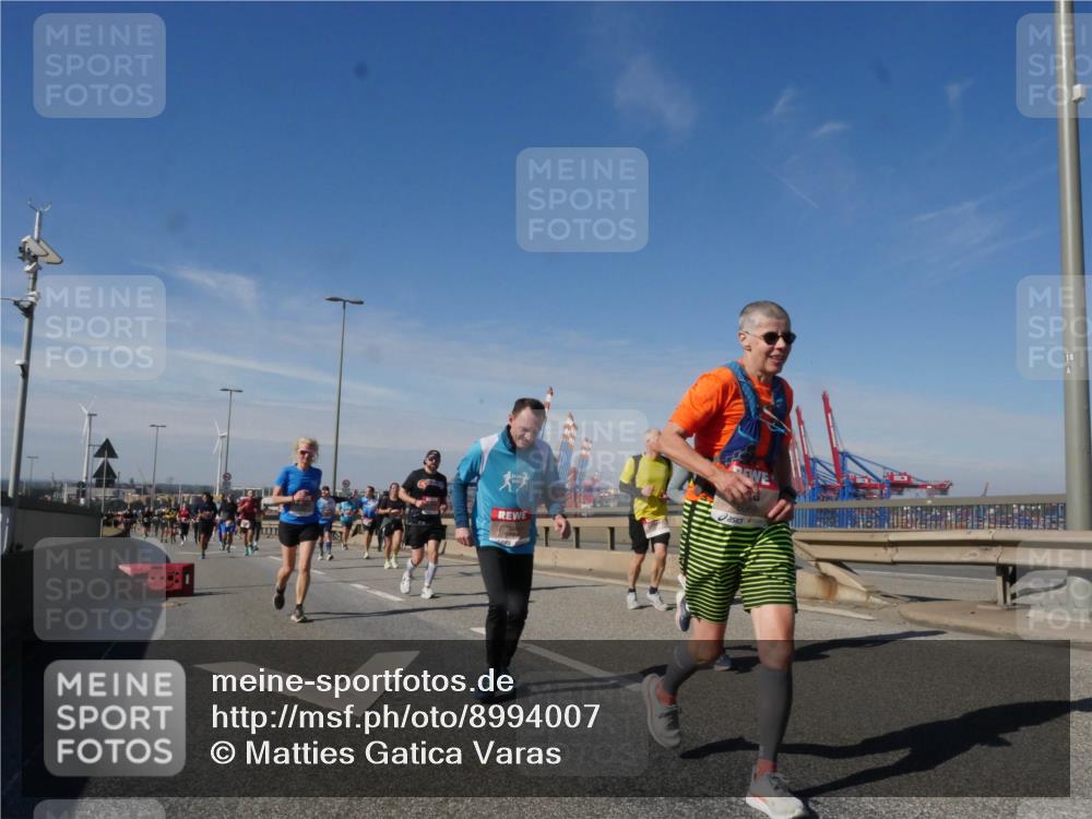 03.10.2025 - Köhlbrandbrückenlauf Matties Gatica Varas http://msf.ph/oto/8994007 03.10.2025 12:47:29 Position 2 118 meine-sportfotos.de