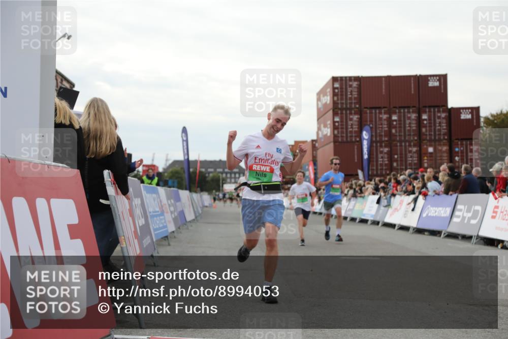 03.10.2025 - Köhlbrandbrückenlauf Yannick Fuchs http://msf.ph/oto/8994053 03.10.2025 16:04:25 Ziel 7245, 7308, 7338, 8818, 8825, 9213 meine-sportfotos.de
