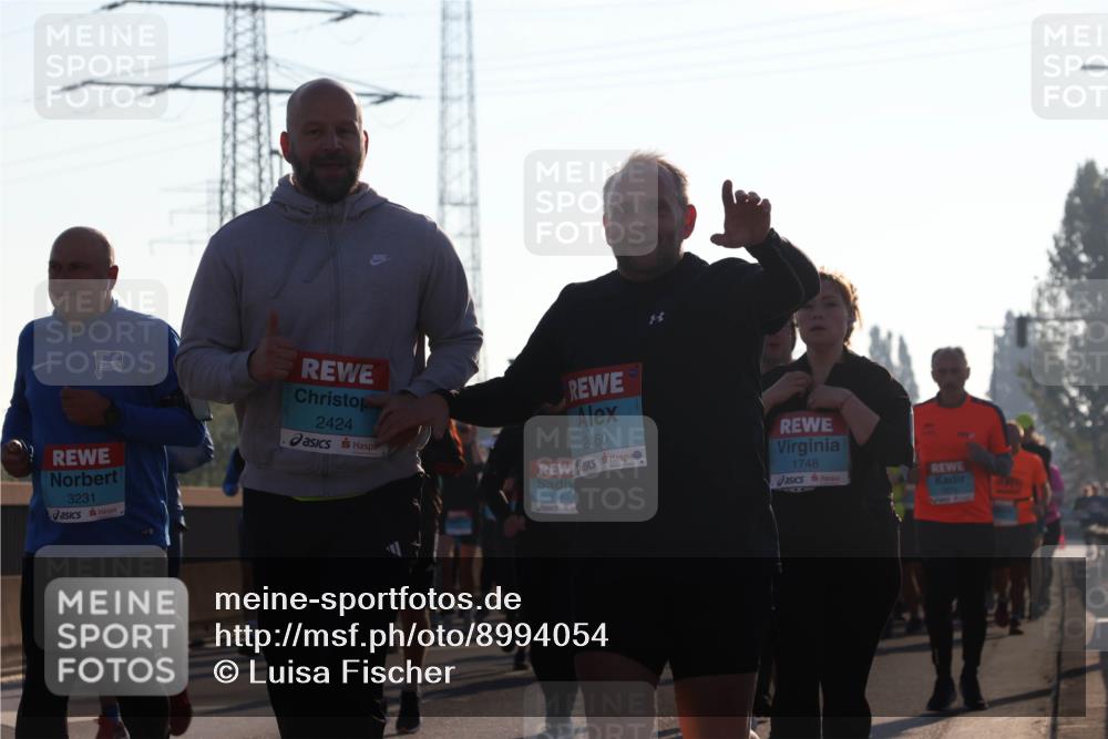 03.10.2025 - Köhlbrandbrückenlauf Luisa Fischer http://msf.ph/oto/8994054 03.10.2025 10:21:23 Position 3 2424, 3231, 2460, 1748, 1940 meine-sportfotos.de