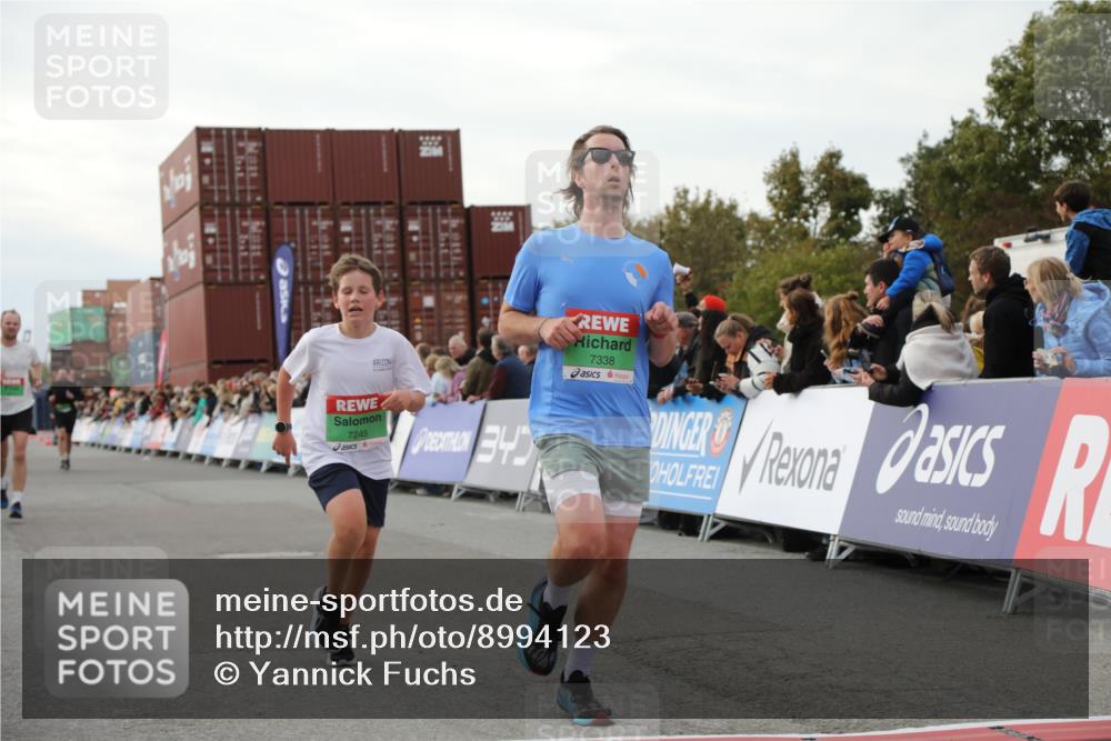 03.10.2025 - Köhlbrandbrückenlauf Yannick Fuchs http://msf.ph/oto/8994123 03.10.2025 16:04:28 Ziel 7245, 7308, 7338, 7455, 8818, 8825 meine-sportfotos.de