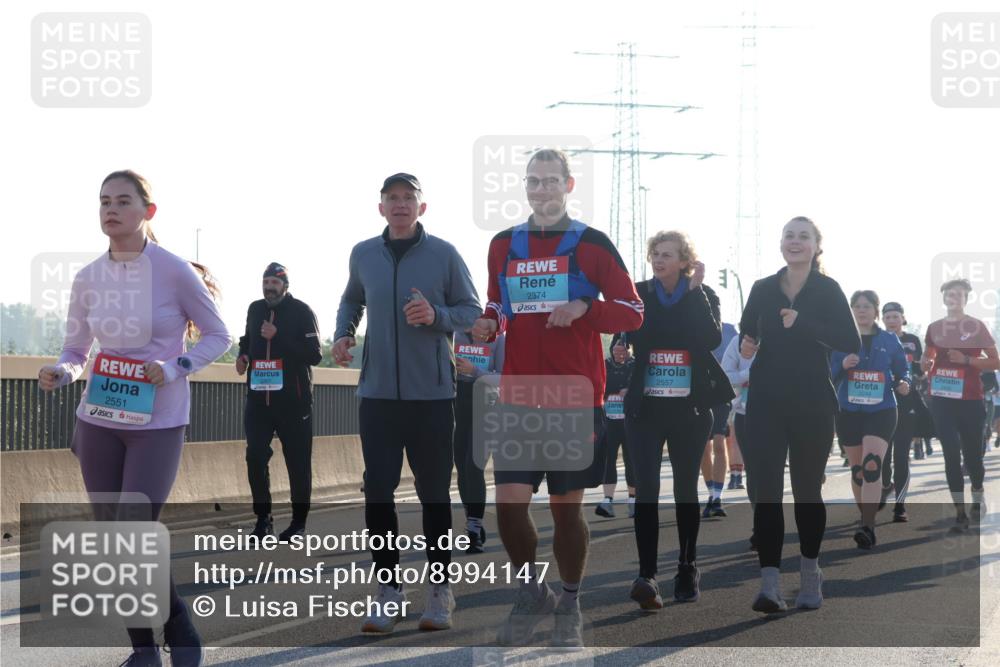 03.10.2025 - Köhlbrandbrückenlauf Luisa Fischer http://msf.ph/oto/8994147 03.10.2025 10:23:21 Position 3 2551, 2374, 2557 meine-sportfotos.de