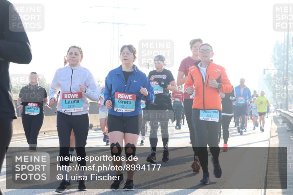 03.10.2025 - Köhlbrandbrückenlauf Luisa Fischer http://msf.ph/oto/8994177 03.10.2025 10:23:24 Position 3 2238, 2250, 2249, 1754, 2211 meine-sportfotos.de