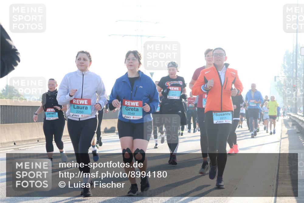 03.10.2025 - Köhlbrandbrückenlauf Luisa Fischer http://msf.ph/oto/8994180 03.10.2025 10:23:25 Position 3 2250, 2249, 2238, 00, 3754, 2211 meine-sportfotos.de