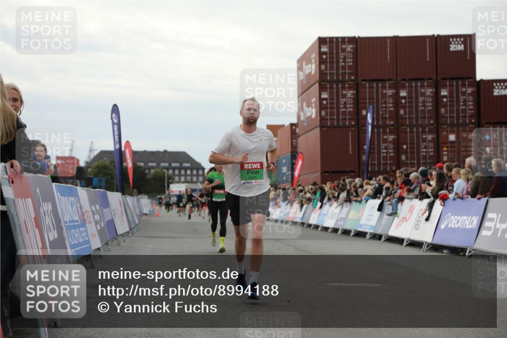 03.10.2025 - Köhlbrandbrückenlauf Yannick Fuchs http://msf.ph/oto/8994188 03.10.2025 16:04:30 Ziel 7245, 7338, 7455, 8825, 8937 meine-sportfotos.de