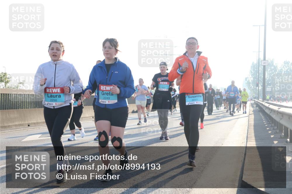 03.10.2025 - Köhlbrandbrückenlauf Luisa Fischer http://msf.ph/oto/8994193 03.10.2025 10:23:26 Position 3 2250, 2249, 2211, 1 meine-sportfotos.de