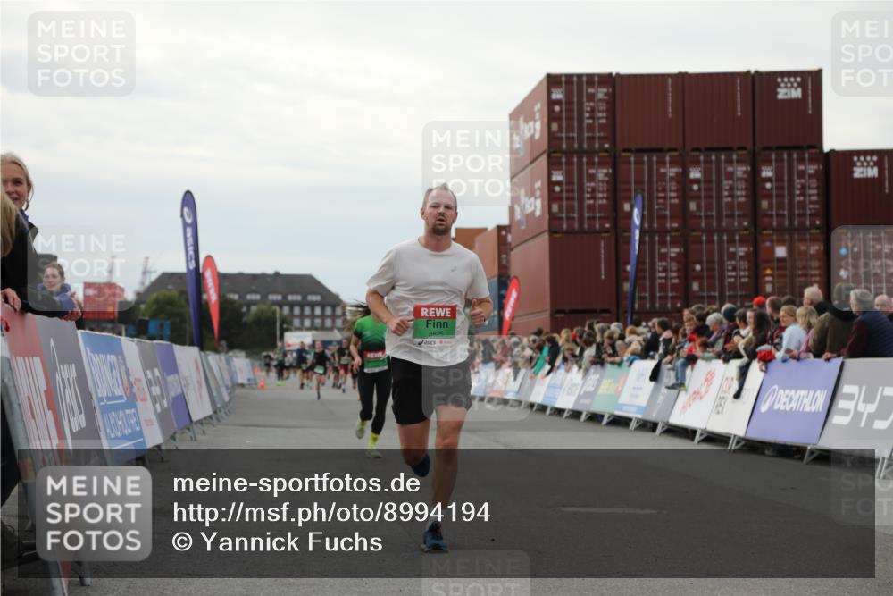 03.10.2025 - Köhlbrandbrückenlauf Yannick Fuchs http://msf.ph/oto/8994194 03.10.2025 16:04:30 Ziel 7245, 7338, 7455, 8825, 8937 meine-sportfotos.de