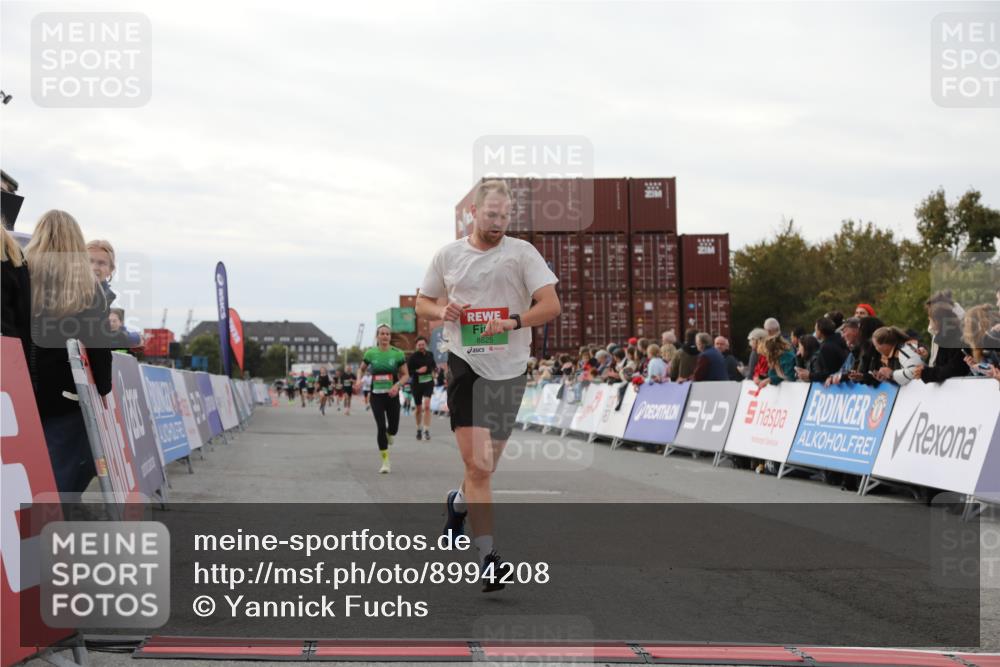 03.10.2025 - Köhlbrandbrückenlauf Yannick Fuchs http://msf.ph/oto/8994208 03.10.2025 16:04:31 Ziel 7245, 7338, 7455, 8825, 8937 meine-sportfotos.de
