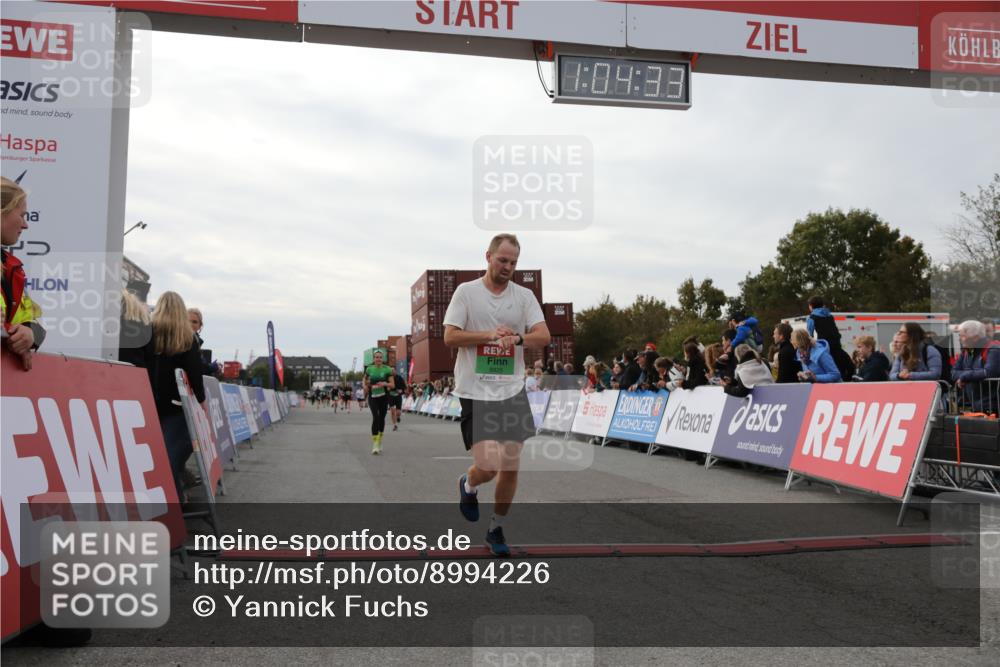 03.10.2025 - Köhlbrandbrückenlauf Yannick Fuchs http://msf.ph/oto/8994226 03.10.2025 16:04:32 Ziel 7245, 7248, 7455, 8825, 8937 meine-sportfotos.de
