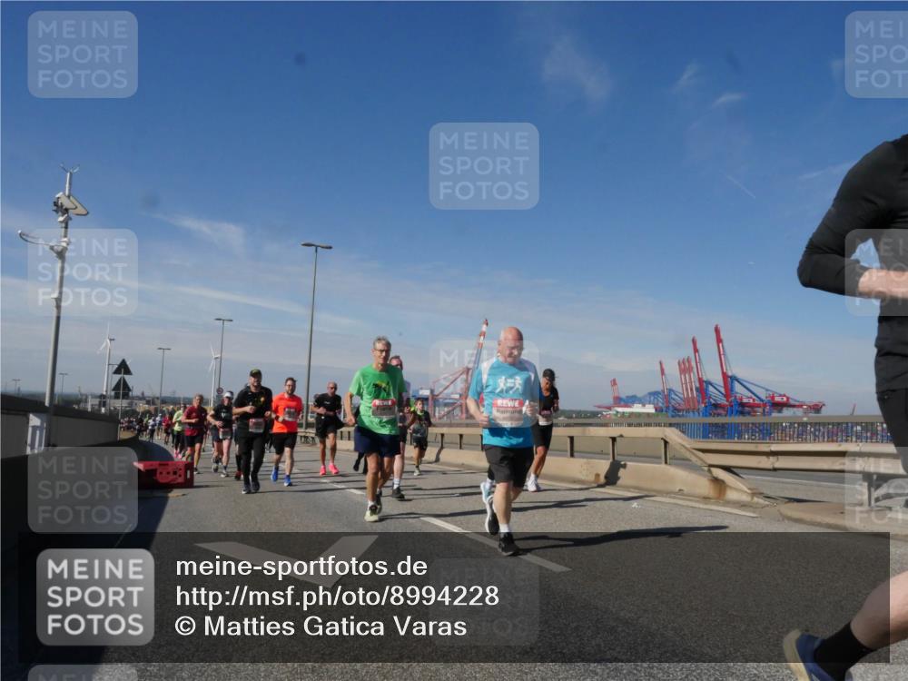 03.10.2025 - Köhlbrandbrückenlauf Matties Gatica Varas http://msf.ph/oto/8994228 03.10.2025 12:47:53 Position 2  meine-sportfotos.de