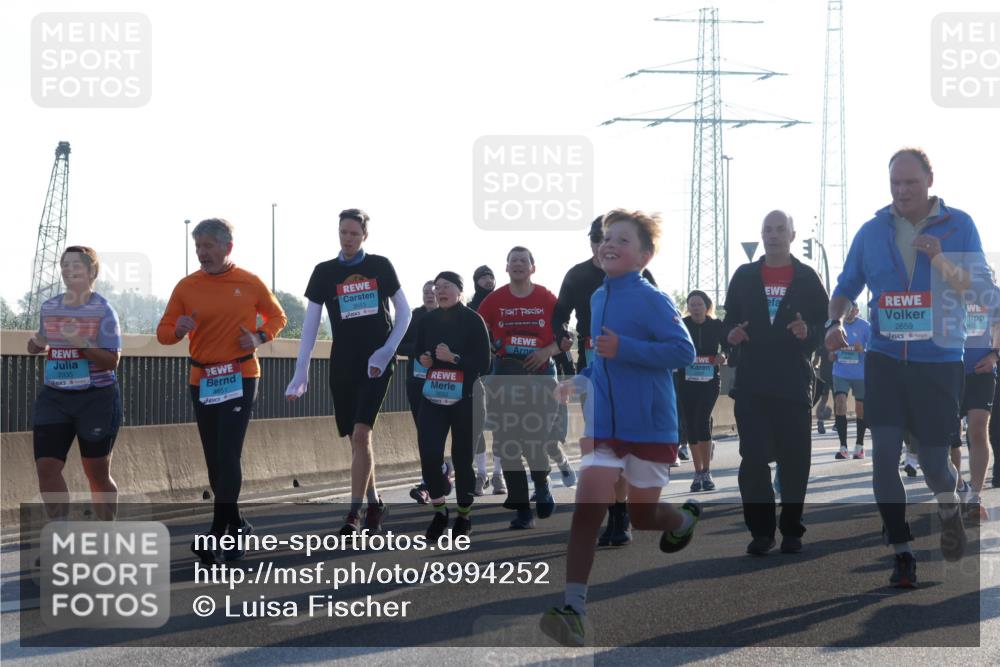 03.10.2025 - Köhlbrandbrückenlauf Luisa Fischer http://msf.ph/oto/8994252 03.10.2025 10:23:31 Position 3 2935, 3651, 2659 meine-sportfotos.de