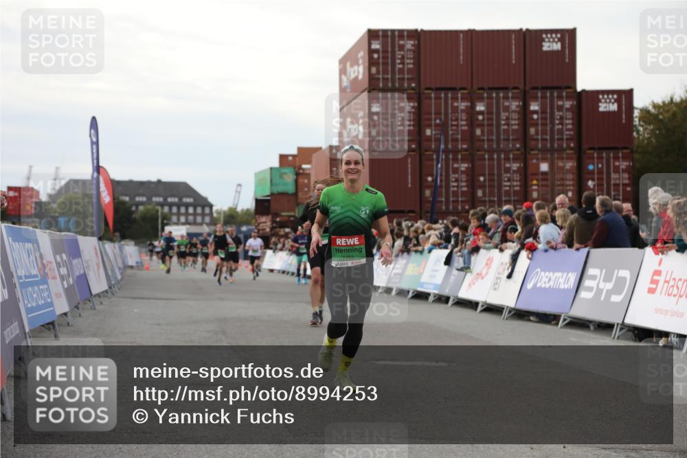 03.10.2025 - Köhlbrandbrückenlauf Yannick Fuchs http://msf.ph/oto/8994253 03.10.2025 16:04:33 Ziel 7248, 7455, 8825, 8937 meine-sportfotos.de