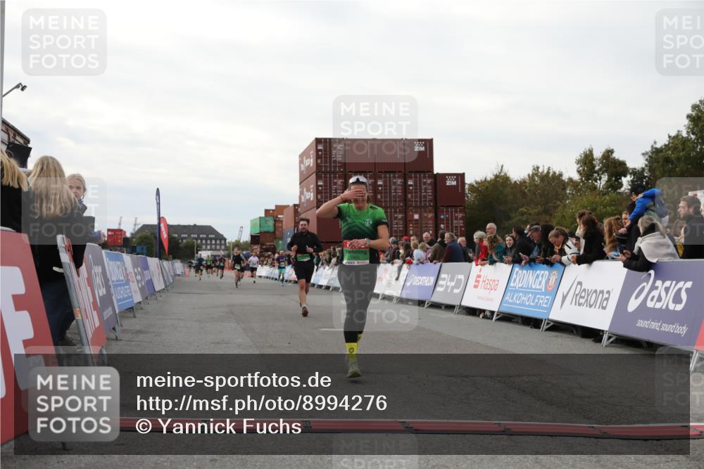03.10.2025 - Köhlbrandbrückenlauf Yannick Fuchs http://msf.ph/oto/8994276 03.10.2025 16:04:34 Ziel 7248, 7455, 8825, 8937 meine-sportfotos.de