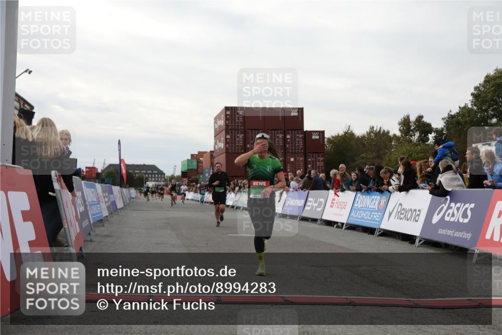 03.10.2025 - Köhlbrandbrückenlauf Yannick Fuchs http://msf.ph/oto/8994283 03.10.2025 16:04:34 Ziel 7248, 7455, 8825, 8937 meine-sportfotos.de