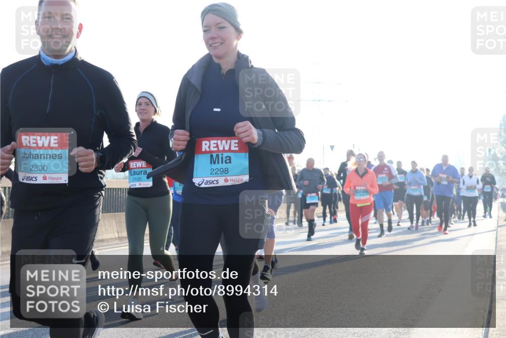 03.10.2025 - Köhlbrandbrückenlauf Luisa Fischer http://msf.ph/oto/8994314 03.10.2025 10:23:38 Position 3 2300, 3105, 2298 meine-sportfotos.de