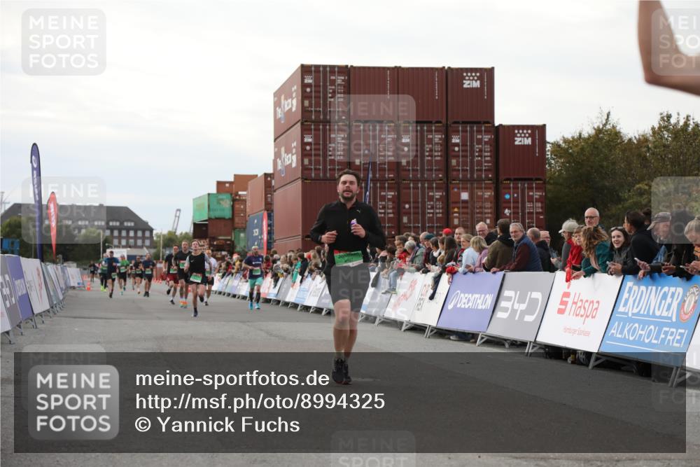 03.10.2025 - Köhlbrandbrückenlauf Yannick Fuchs http://msf.ph/oto/8994325 03.10.2025 16:04:35 Ziel 7248, 7455, 7526, 8825, 8937, 9696 meine-sportfotos.de