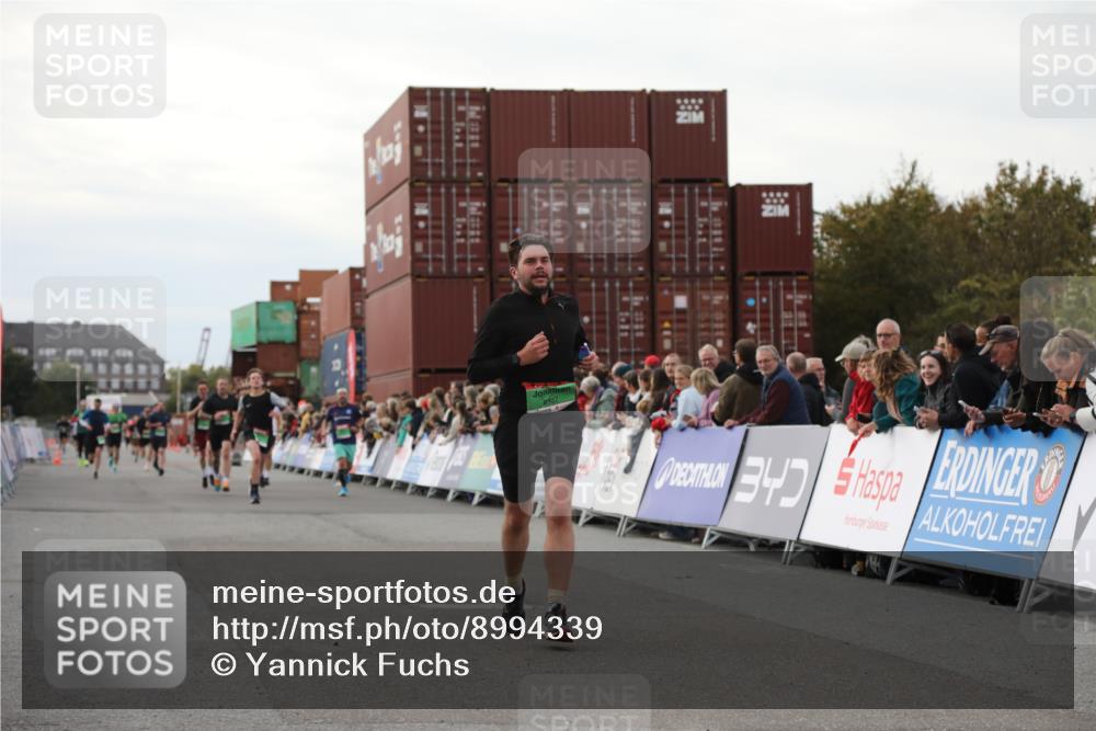03.10.2025 - Köhlbrandbrückenlauf Yannick Fuchs http://msf.ph/oto/8994339 03.10.2025 16:04:35 Ziel 7248, 7455, 7526, 8825, 8937, 9696 meine-sportfotos.de