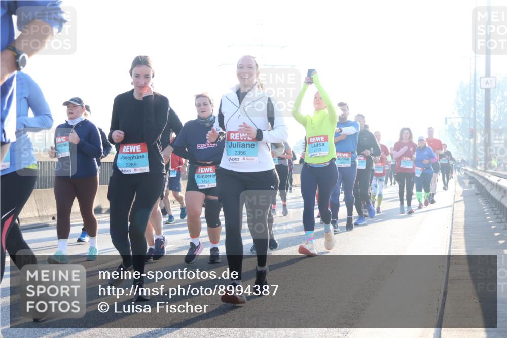 03.10.2025 - Köhlbrandbrückenlauf Luisa Fischer http://msf.ph/oto/8994387 03.10.2025 10:23:45 Position 3 2289, 1497, 2356, 2213, 1 meine-sportfotos.de