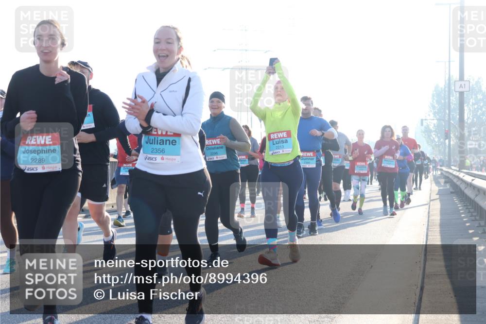 03.10.2025 - Köhlbrandbrückenlauf Luisa Fischer http://msf.ph/oto/8994396 03.10.2025 10:23:46 Position 3 2289, 2356, 2296, 2213, 1 meine-sportfotos.de