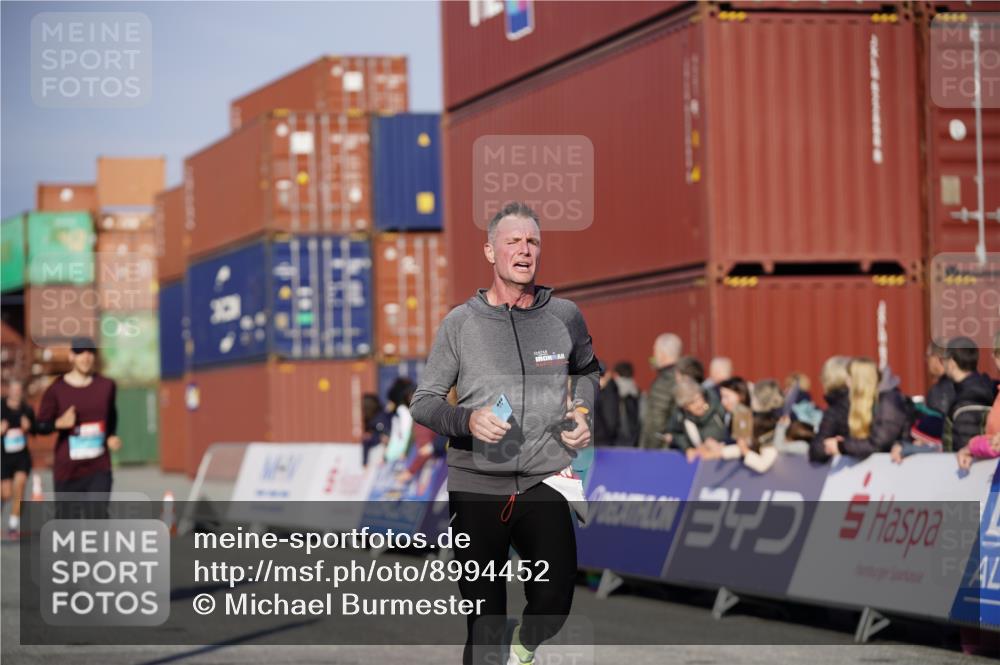 03.10.2025 - Köhlbrandbrückenlauf Michael Burmester http://msf.ph/oto/8994452 03.10.2025 09:56:21 Ziel 1069, 1085, 1421, 3354 meine-sportfotos.de