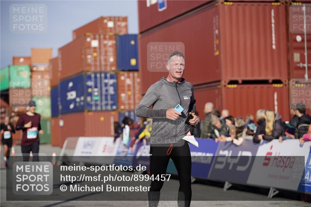 03.10.2025 - Köhlbrandbrückenlauf Michael Burmester http://msf.ph/oto/8994457 03.10.2025 09:56:21 Ziel 1069, 1085, 1421, 3354 meine-sportfotos.de