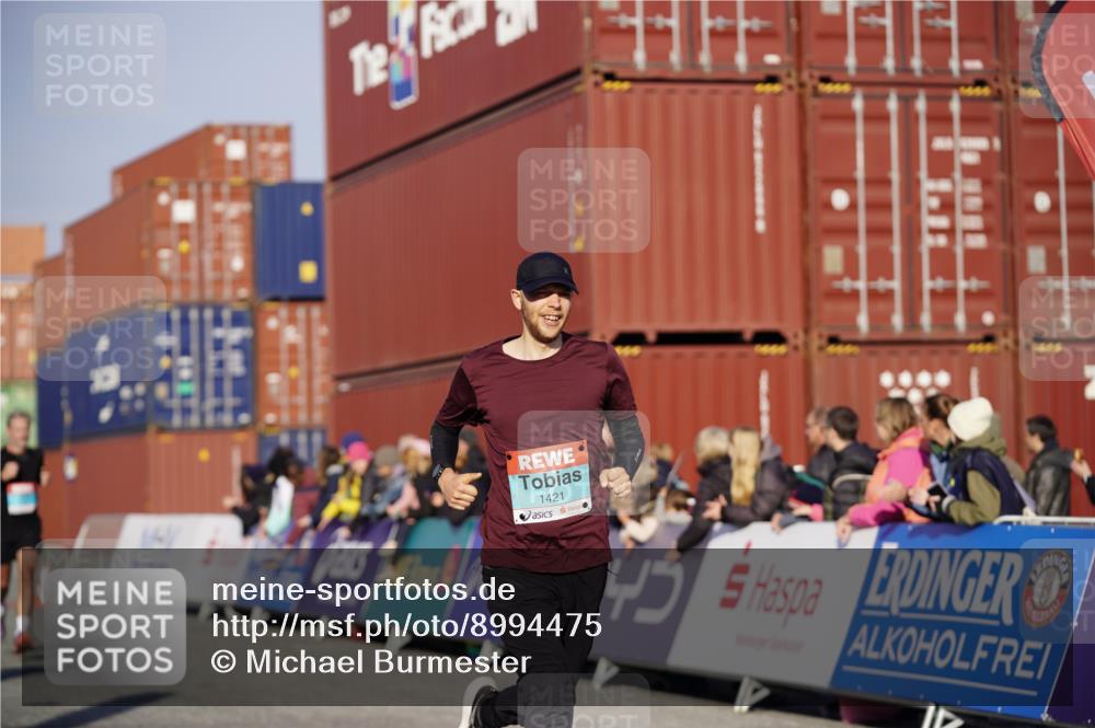 03.10.2025 - Köhlbrandbrückenlauf Michael Burmester http://msf.ph/oto/8994475 03.10.2025 09:56:24 Ziel 1085, 1421, 3354, 3544 meine-sportfotos.de
