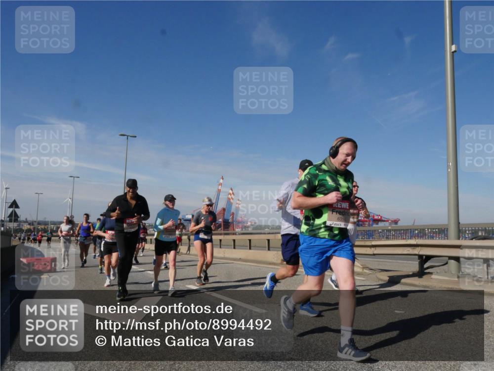 03.10.2025 - Köhlbrandbrückenlauf Matties Gatica Varas http://msf.ph/oto/8994492 03.10.2025 12:48:22 Position 2 6316, 118 meine-sportfotos.de