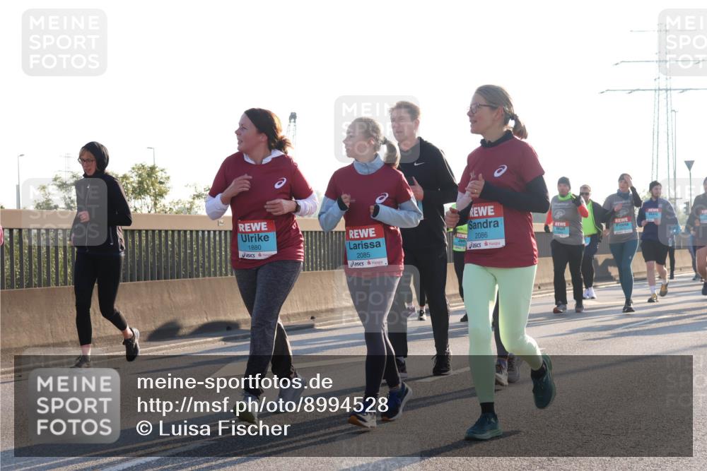03.10.2025 - Köhlbrandbrückenlauf Luisa Fischer http://msf.ph/oto/8994528 03.10.2025 10:24:03 Position 3 1880, 2085, 2086 meine-sportfotos.de