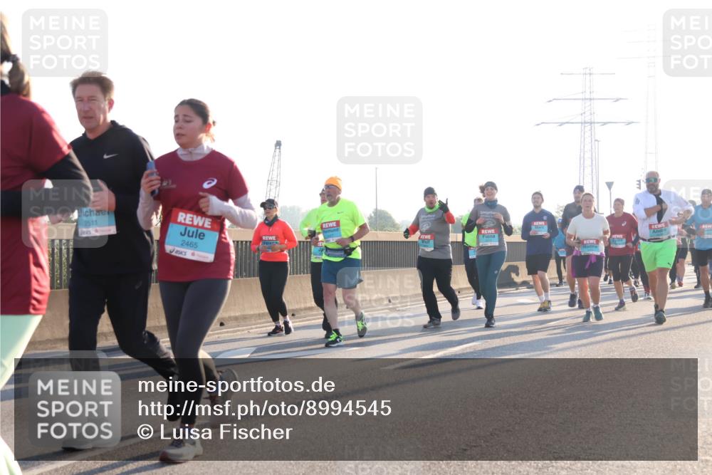 03.10.2025 - Köhlbrandbrückenlauf Luisa Fischer http://msf.ph/oto/8994545 03.10.2025 10:24:05 Position 3 2427, 2511, 2465 meine-sportfotos.de