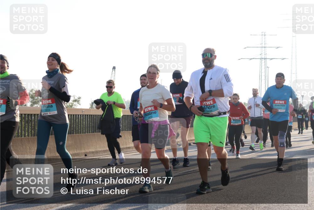 03.10.2025 - Köhlbrandbrückenlauf Luisa Fischer http://msf.ph/oto/8994577 03.10.2025 10:24:08 Position 3 2212, 3453, 3439, 3393 meine-sportfotos.de
