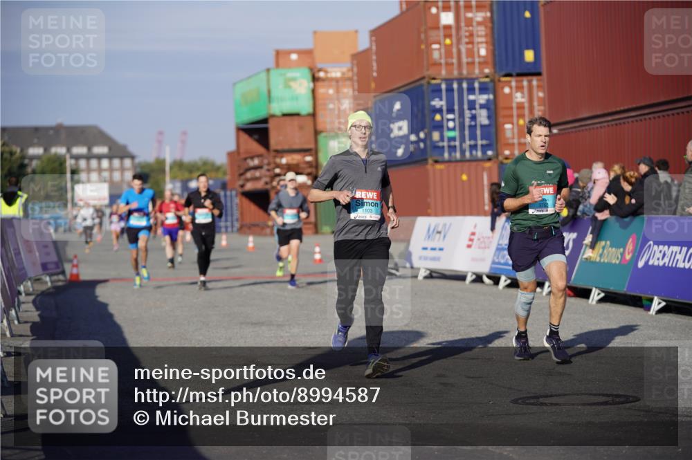 03.10.2025 - Köhlbrandbrückenlauf Michael Burmester http://msf.ph/oto/8994587 03.10.2025 09:56:34 Ziel 1103, 1261, 3402, 3544, 3763 meine-sportfotos.de