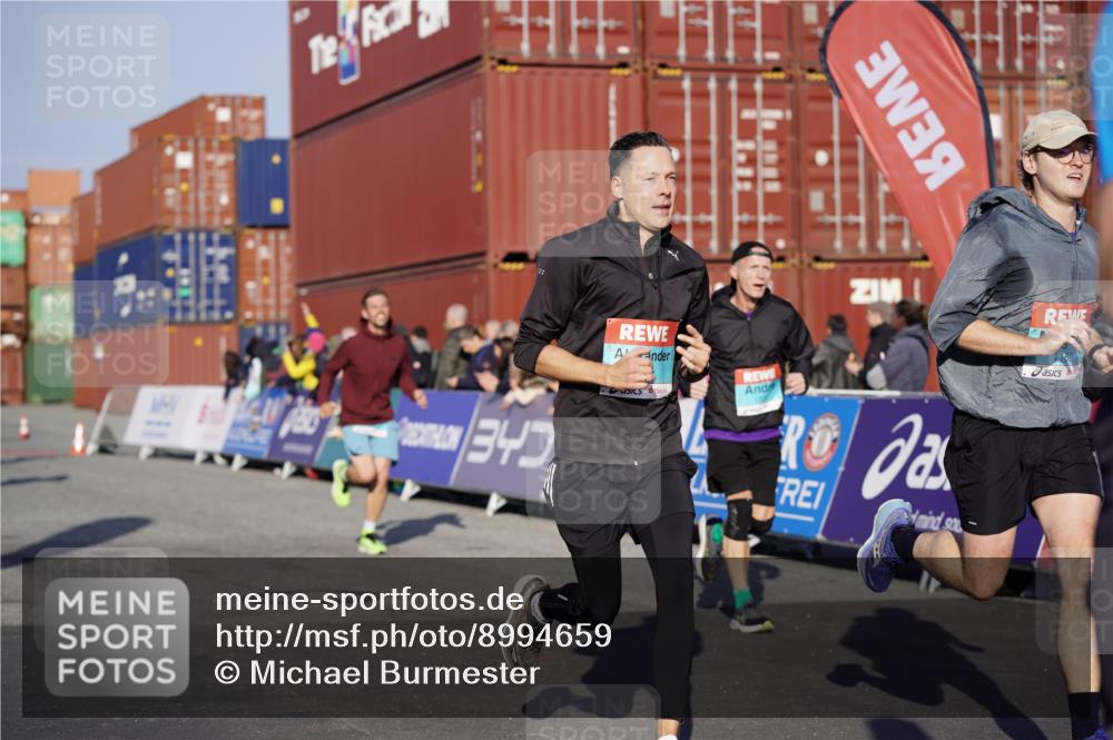 03.10.2025 - Köhlbrandbrückenlauf Michael Burmester http://msf.ph/oto/8994659 03.10.2025 09:56:40 Ziel 1023, 1065, 1103, 1150, 1261, 1703, 3491, 3531, 3763 meine-sportfotos.de