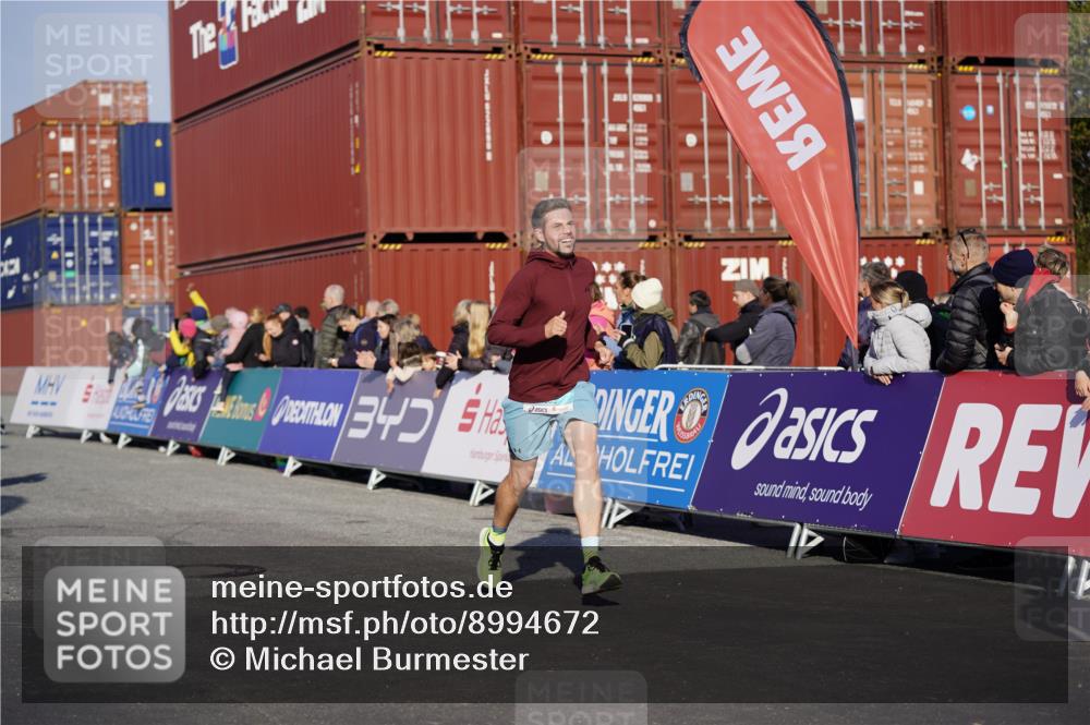 03.10.2025 - Köhlbrandbrückenlauf Michael Burmester http://msf.ph/oto/8994672 03.10.2025 09:56:41 Ziel 1023, 1065, 1103, 1150, 1261, 1703, 3491, 3531, 3763 meine-sportfotos.de