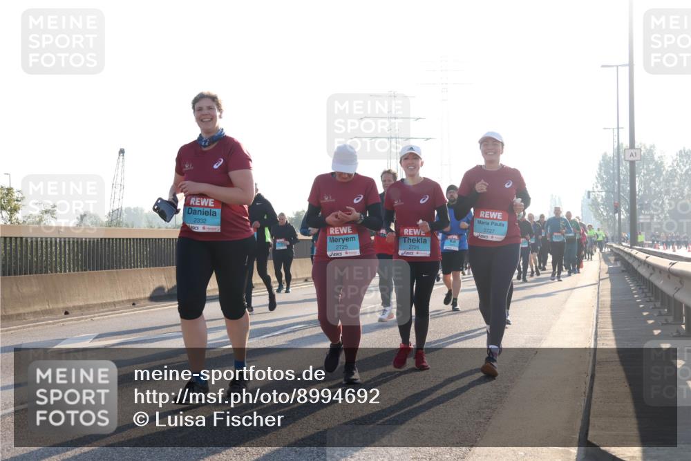 03.10.2025 - Köhlbrandbrückenlauf Luisa Fischer http://msf.ph/oto/8994692 03.10.2025 10:24:18 Position 3 2332, 2725, 2726, 2727, 1 meine-sportfotos.de