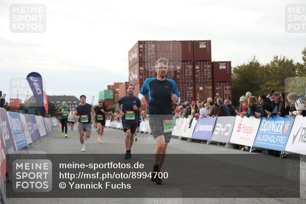 03.10.2025 - Köhlbrandbrückenlauf Yannick Fuchs http://msf.ph/oto/8994700 03.10.2025 16:04:47 Ziel 7006, 7132, 7147, 7192, 7222, 7425, 7513, 7526, 7568, 8254, 9176, 9696 meine-sportfotos.de