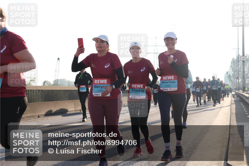 03.10.2025 - Köhlbrandbrückenlauf Luisa Fischer http://msf.ph/oto/8994706 03.10.2025 10:24:19 Position 3 2725, 2726, 2727, 1 meine-sportfotos.de