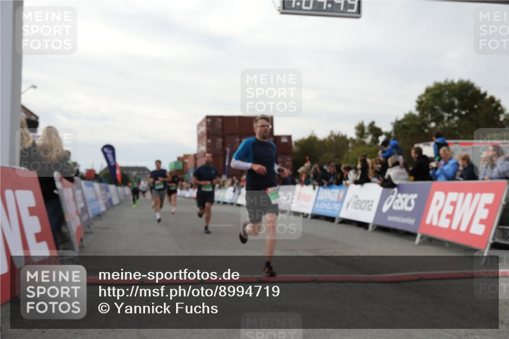 03.10.2025 - Köhlbrandbrückenlauf Yannick Fuchs http://msf.ph/oto/8994719 03.10.2025 16:04:47 Ziel 7006, 7132, 7147, 7192, 7222, 7425, 7513, 7526, 7568, 8254, 9176, 9696 meine-sportfotos.de
