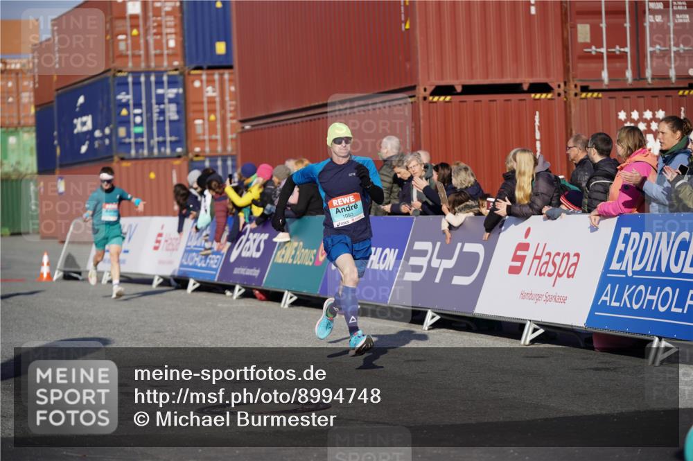 03.10.2025 - Köhlbrandbrückenlauf Michael Burmester http://msf.ph/oto/8994748 03.10.2025 09:56:46 Ziel 1023, 1050, 1065, 1086, 1150, 1261, 1275, 1703, 2844, 3491, 3531 meine-sportfotos.de
