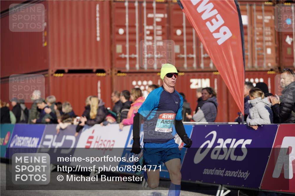 03.10.2025 - Köhlbrandbrückenlauf Michael Burmester http://msf.ph/oto/8994771 03.10.2025 09:56:47 Ziel 1023, 1050, 1065, 1086, 1150, 1275, 1703, 2844, 3491, 3531 meine-sportfotos.de