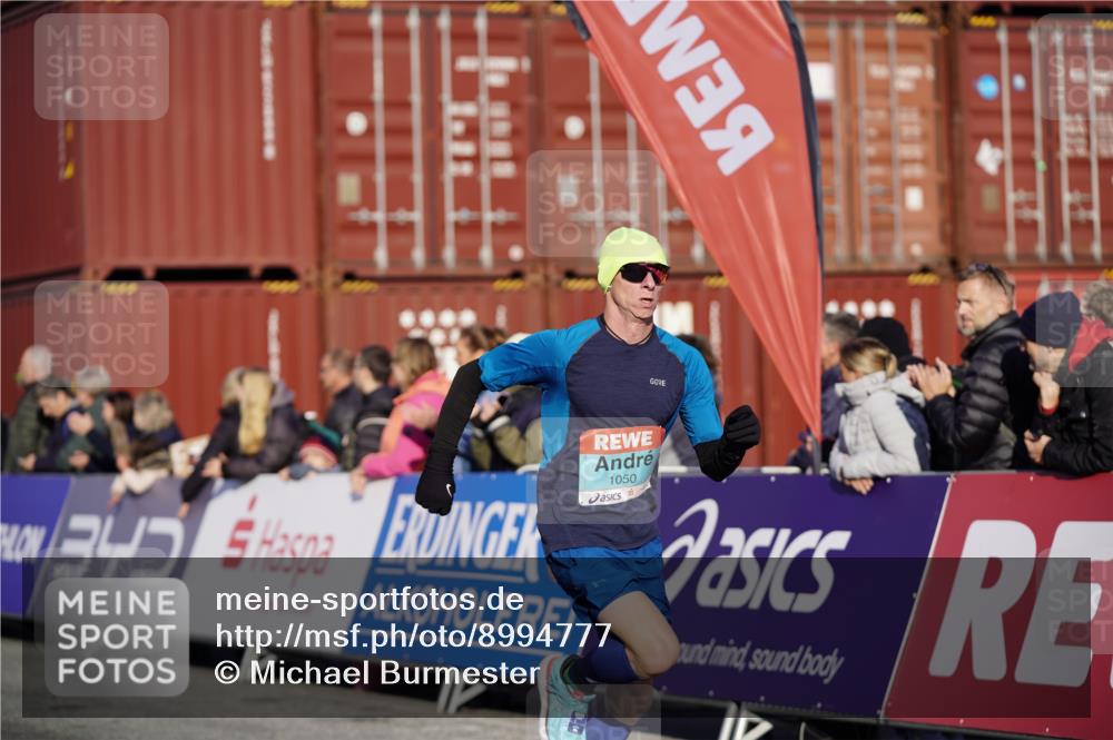03.10.2025 - Köhlbrandbrückenlauf Michael Burmester http://msf.ph/oto/8994777 03.10.2025 09:56:47 Ziel 1023, 1050, 1065, 1086, 1150, 1275, 1703, 2844, 3491, 3531 meine-sportfotos.de