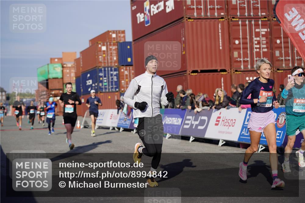 03.10.2025 - Köhlbrandbrückenlauf Michael Burmester http://msf.ph/oto/8994842 03.10.2025 09:56:51 Ziel 1050, 1068, 1086, 1196, 1275, 2844, 2955, 3531 meine-sportfotos.de