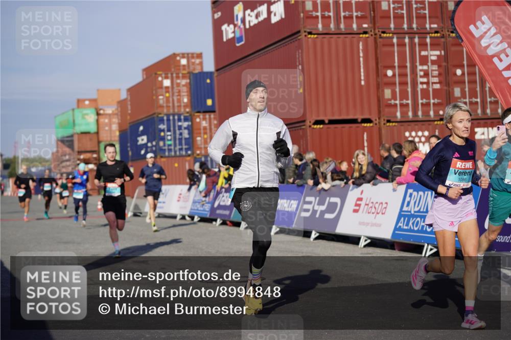 03.10.2025 - Köhlbrandbrückenlauf Michael Burmester http://msf.ph/oto/8994848 03.10.2025 09:56:51 Ziel 1050, 1068, 1086, 1196, 1275, 2844, 2955, 3531 meine-sportfotos.de