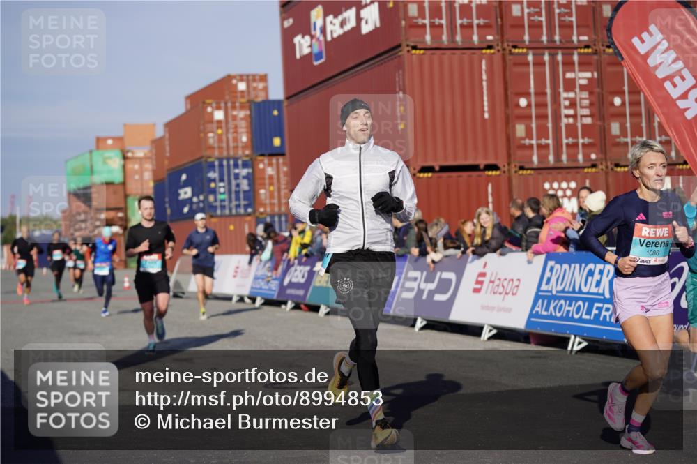 03.10.2025 - Köhlbrandbrückenlauf Michael Burmester http://msf.ph/oto/8994853 03.10.2025 09:56:51 Ziel 1050, 1068, 1086, 1196, 1275, 2844, 2955, 3531 meine-sportfotos.de
