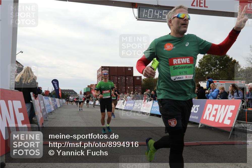 03.10.2025 - Köhlbrandbrückenlauf Yannick Fuchs http://msf.ph/oto/8994916 03.10.2025 16:04:54 Ziel 7006, 7132, 7168, 7222, 7270, 7428, 7568, 9176, 9584 meine-sportfotos.de