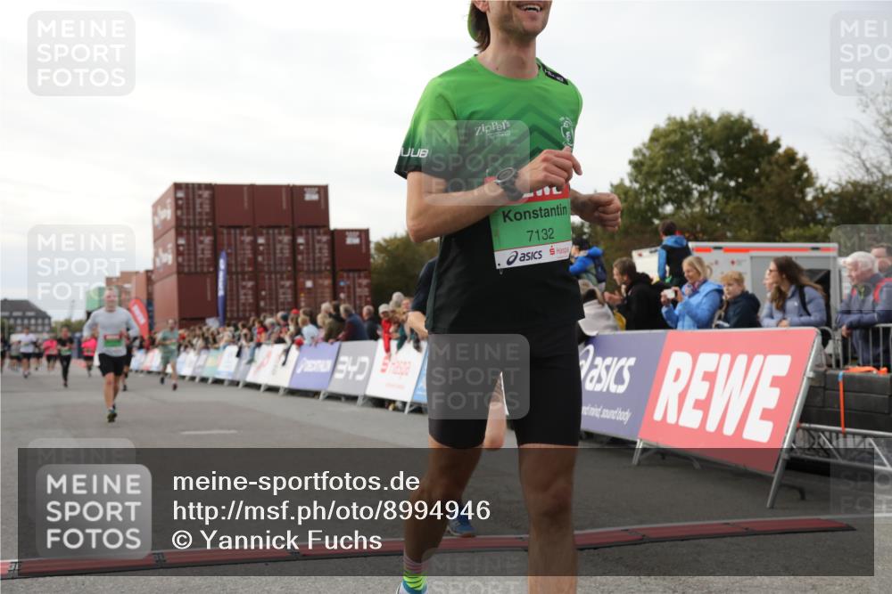 03.10.2025 - Köhlbrandbrückenlauf Yannick Fuchs http://msf.ph/oto/8994946 03.10.2025 16:04:55 Ziel 7006, 7132, 7168, 7222, 7270, 7428, 7568, 9176, 9584 meine-sportfotos.de